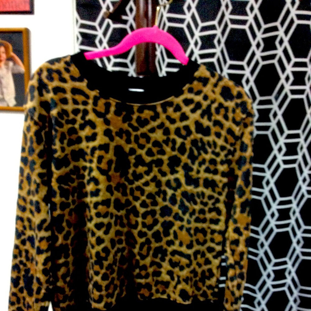 Women’s leopard sweatshirt.